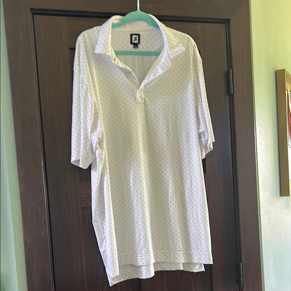 Versatile White Polo Shirt with Classic Collar and Relaxed Fit